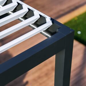 Pergola bioklimatyczna przyścienna Génova 4.06×3.12 m – szara z białymi lamelami